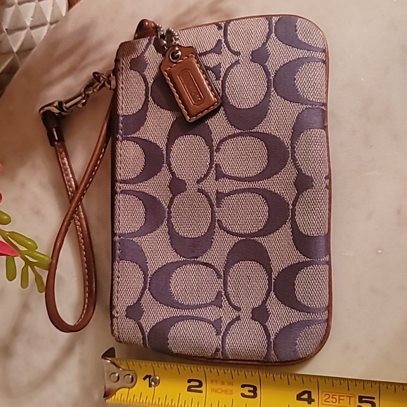 Used in excellent condition COACH wristlet. - Picture 4 of 6